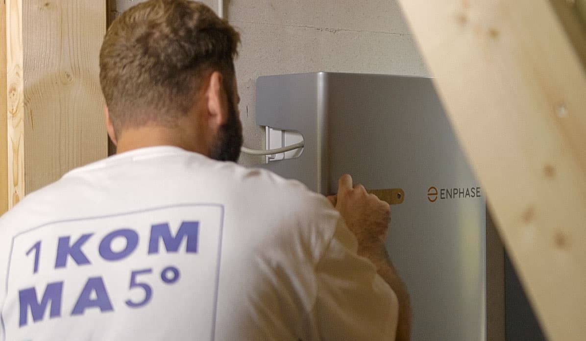 Två män installerar en solpanel från 1KOMMA5° 