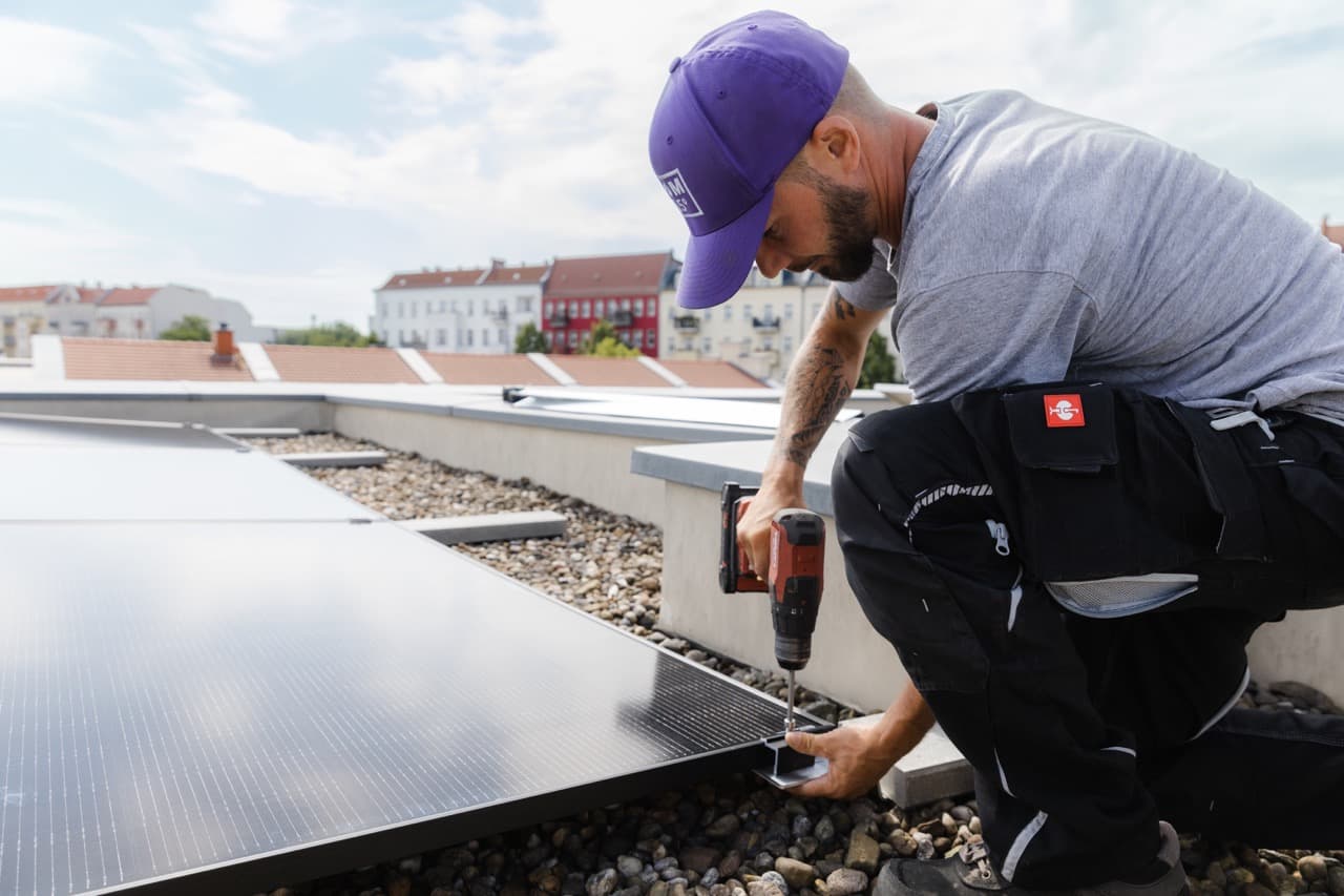 Installering av solpanel på platt tak