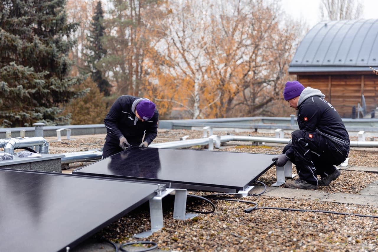 Två män installerar en solpanel från 1KOMMA5° 