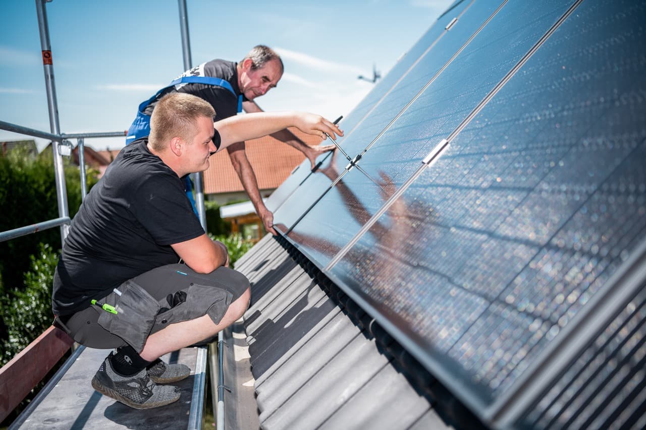 Två män installerar en solpanel från 1KOMMA5° 