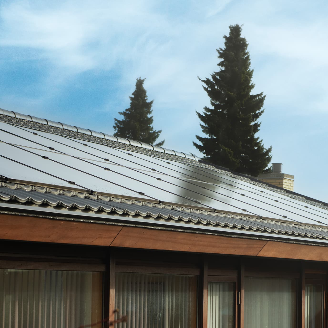 Två män installerar en solpanel från 1KOMMA5° 