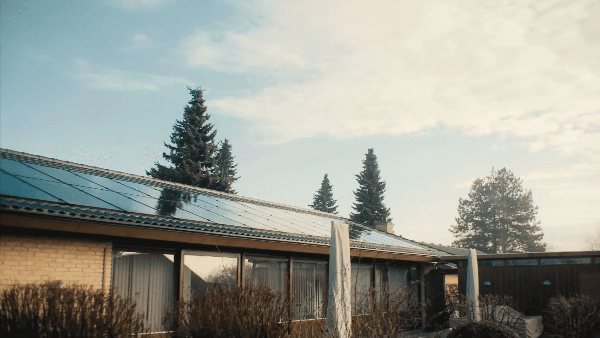 Ladda solcellsbatteri från nätet