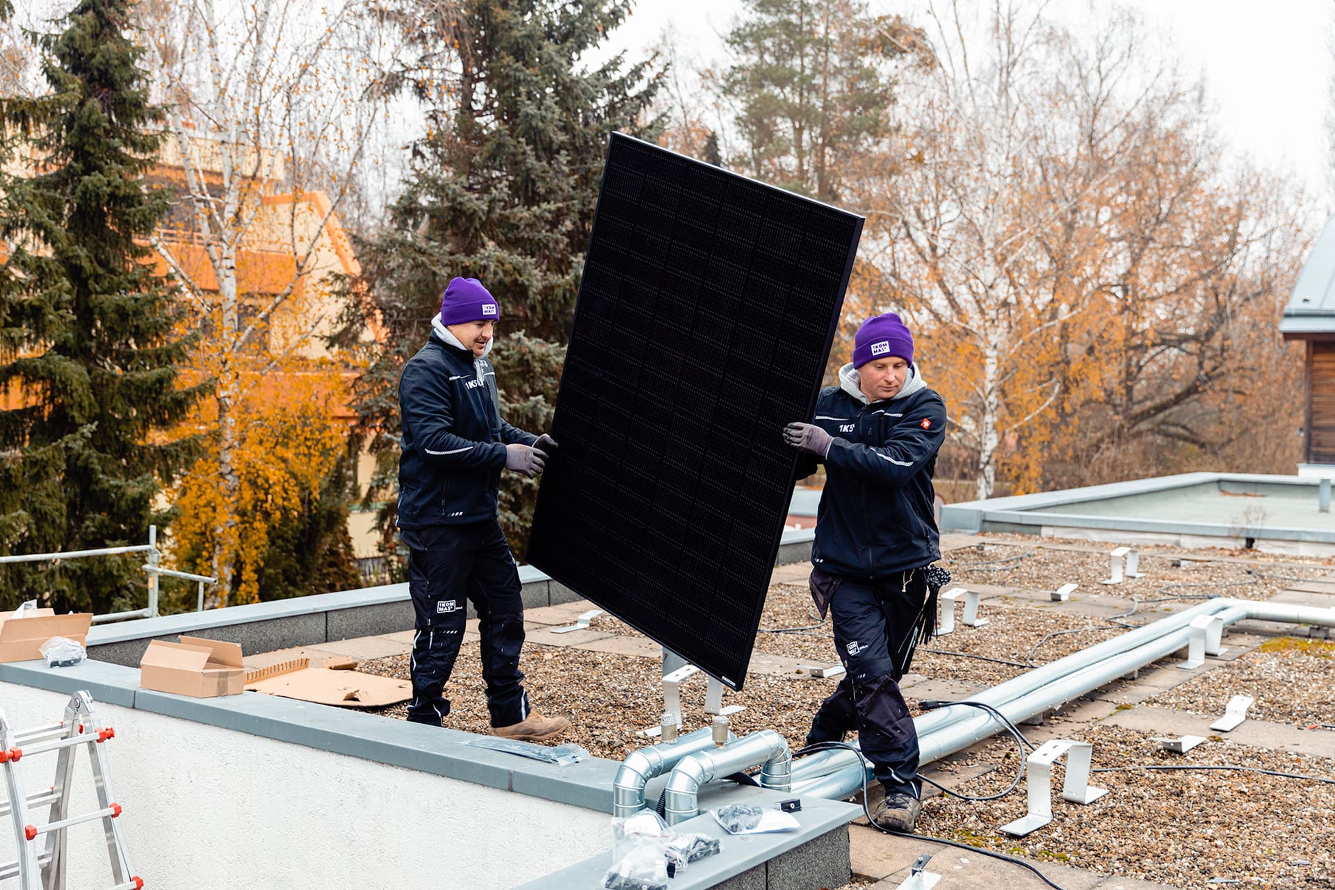 Två män installerar en solpanel från 1KOMMA5° 