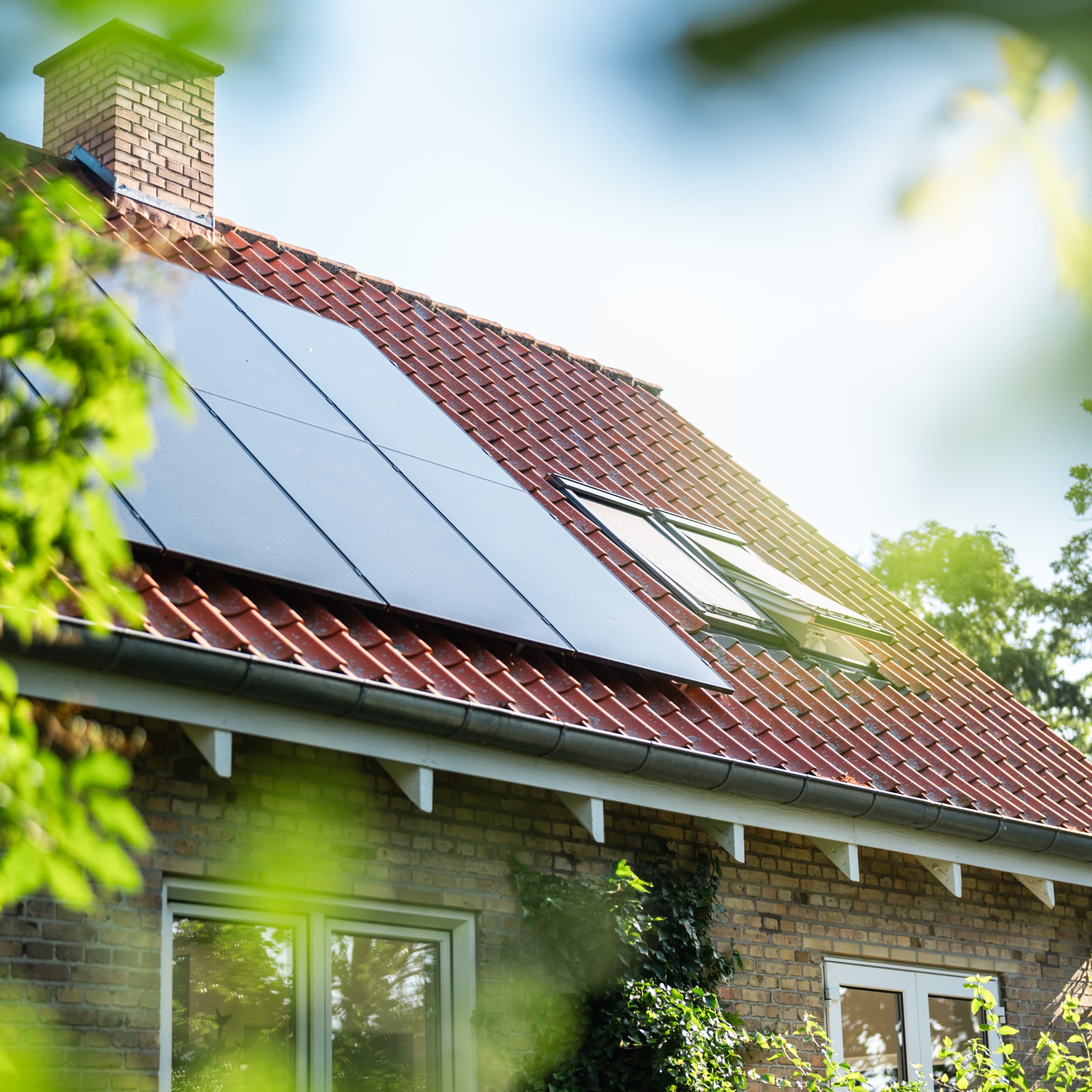 Två män installerar en solpanel från 1KOMMA5° 