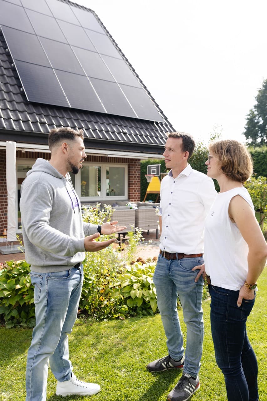 Två män installerar en solpanel från 1KOMMA5° 