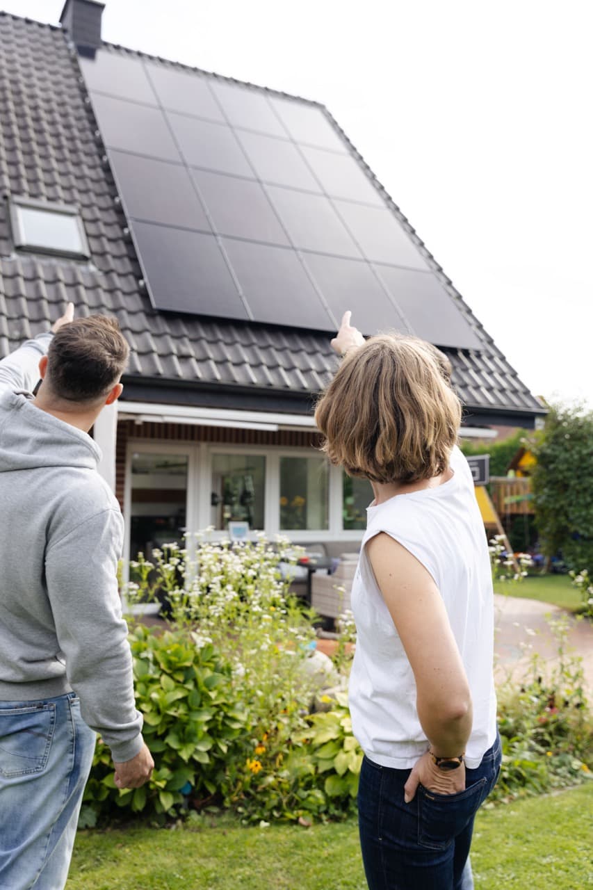 Två män installerar en solpanel från 1KOMMA5° 