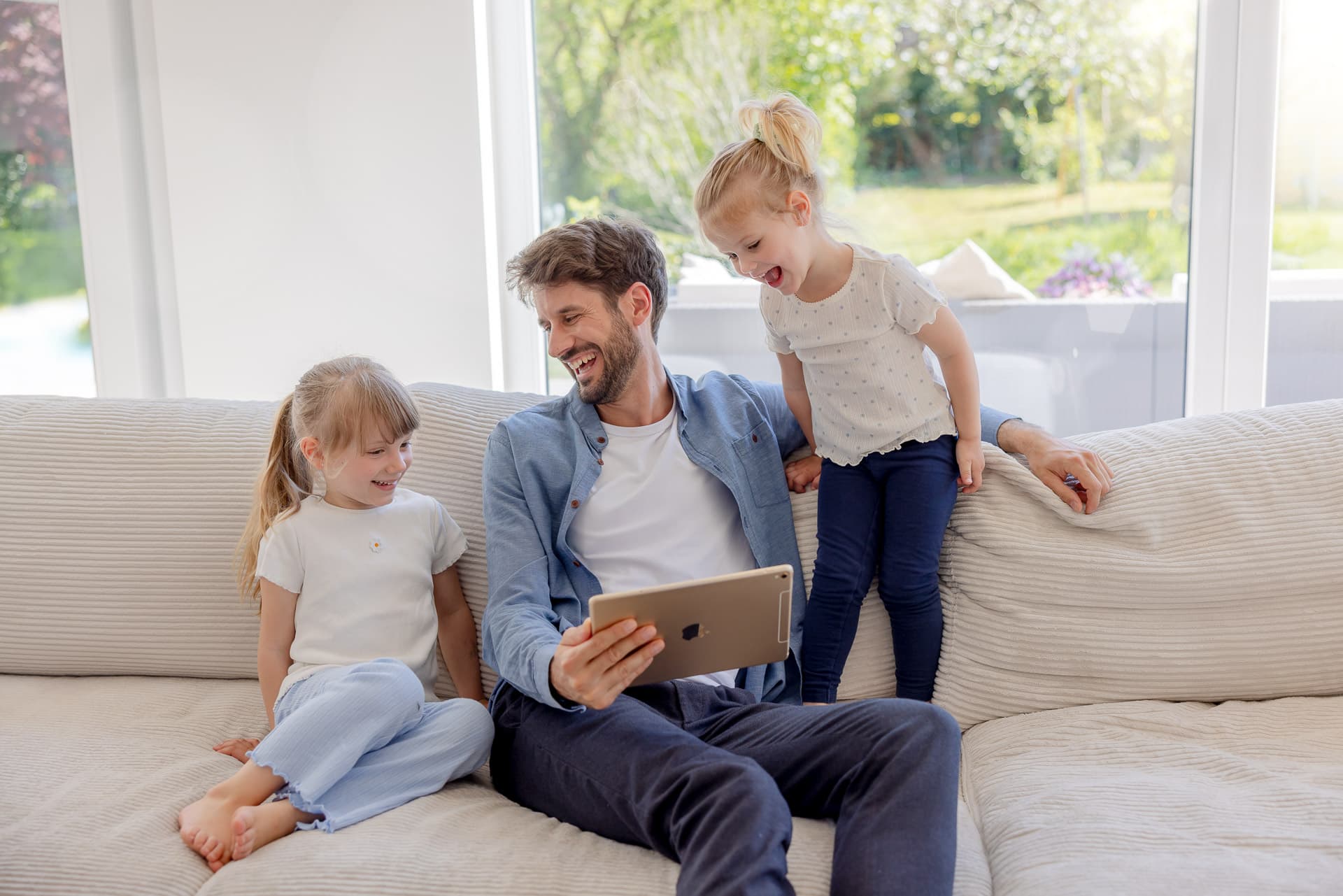 En familj tittar på COP-värdet för sin värmepump på en surfplatta