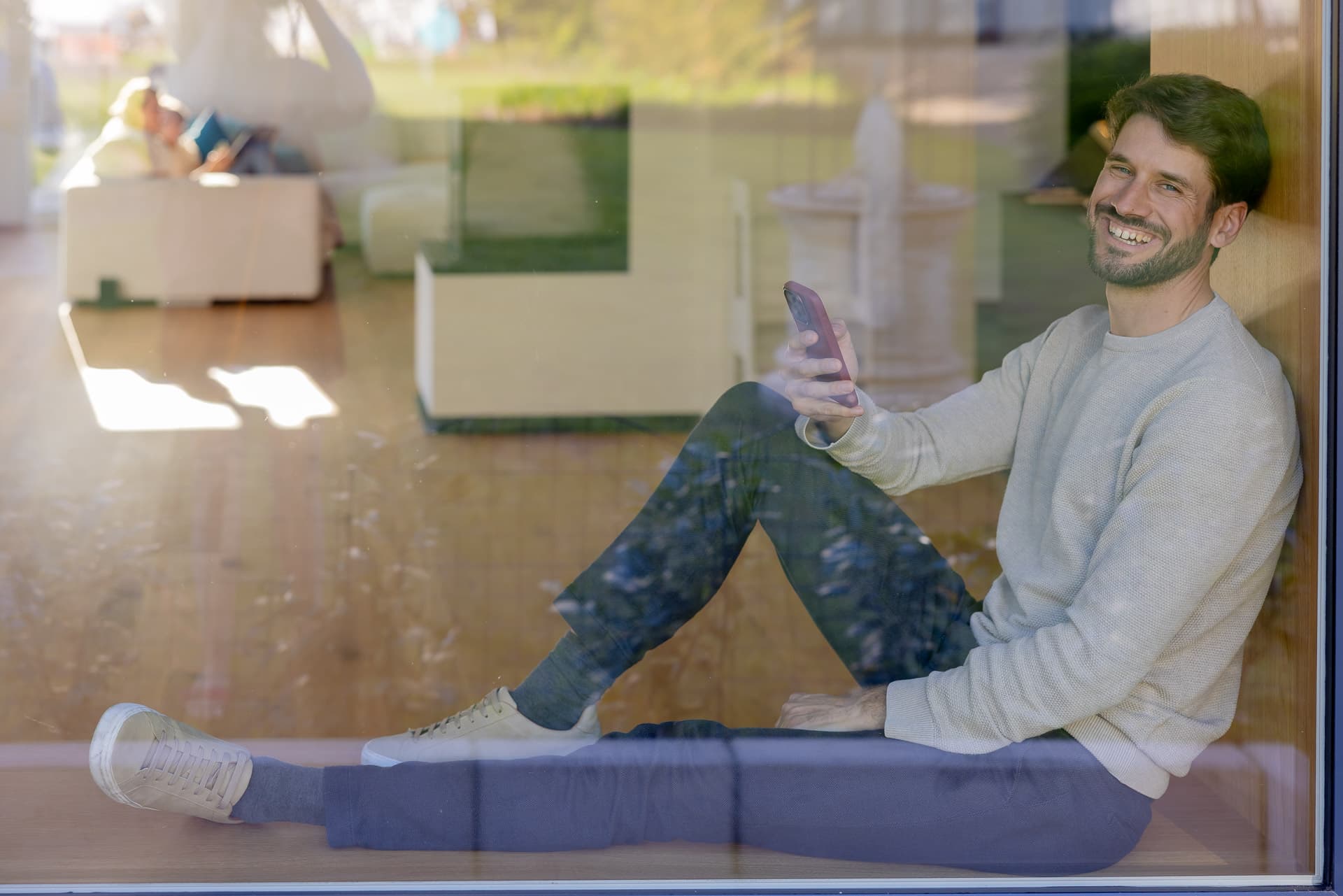 Ladda solcellsbatteri från nätet