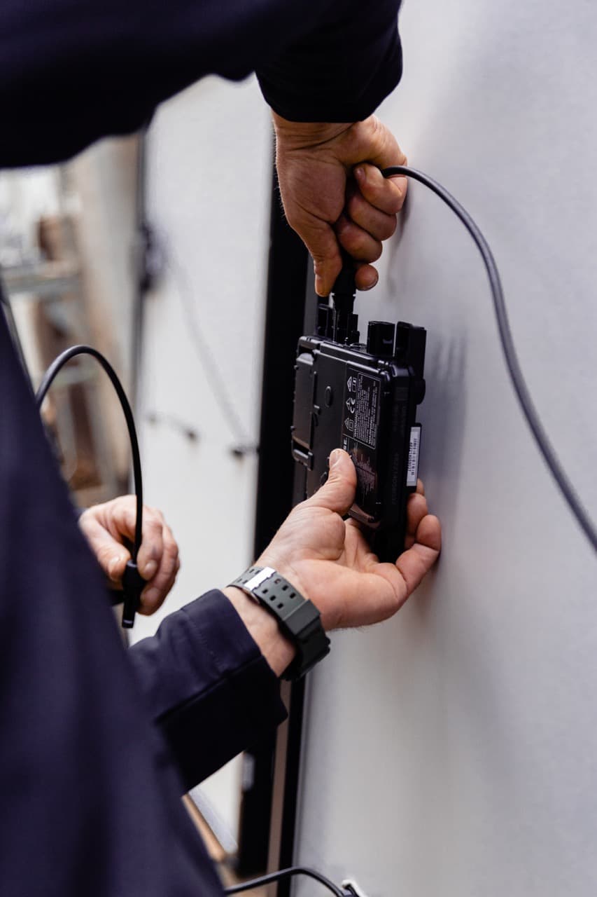 Ladda solcellsbatteri från nätet